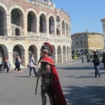 Römer vor der Arena